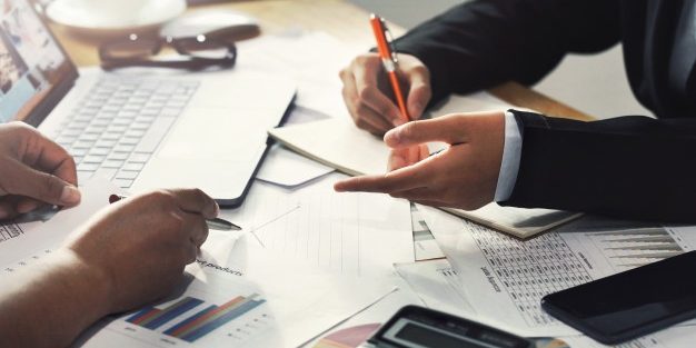 teamwork-business-woman-working-desk-office-accounting-concept-financial_34152-1793 Modificari la actul constitutiv online